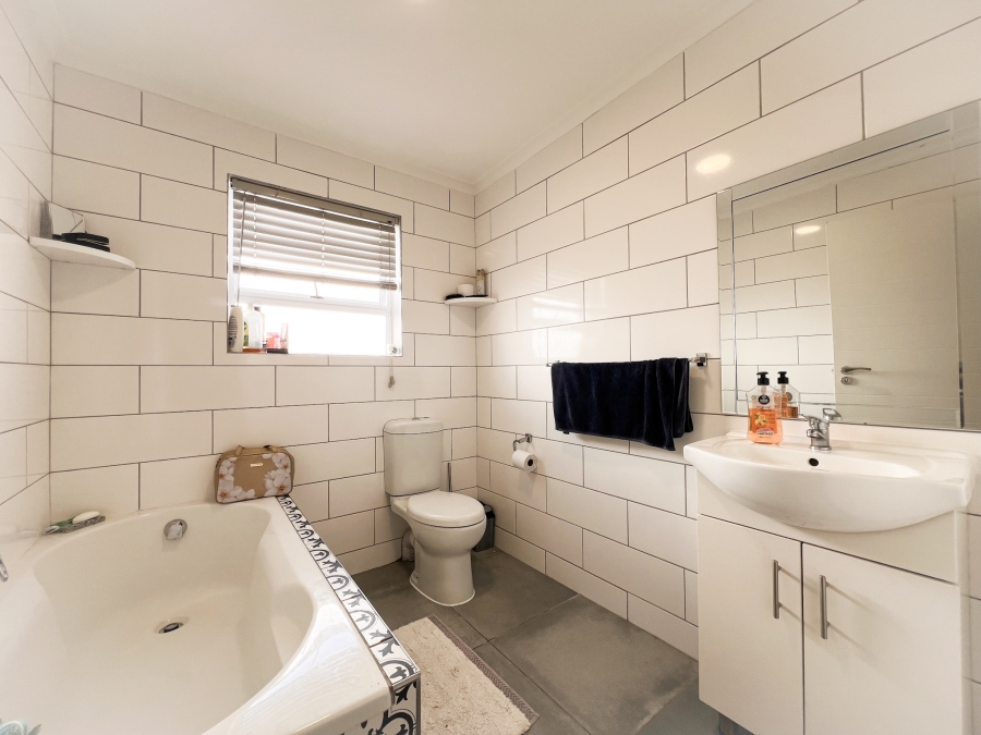 3 Bedroom Property for Sale in Laguna Hills Western Cape